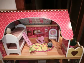 Casa de muñecas de madera