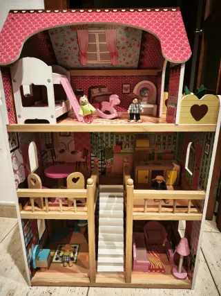 Casa de muñecas de madera