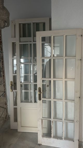 Puerta blanca de palillería