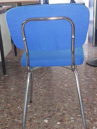 Silla de oficina azul y negra