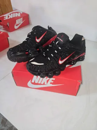 Zapatillas Nike Shox Negras y Rojas