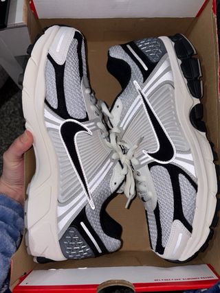 Nike Zoom Vomero 5 Gris/Blanco