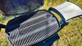 Barbacoa de gas Weber color beige