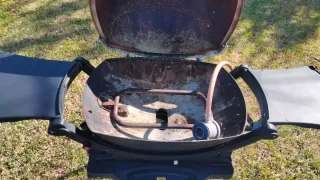 Barbacoa de gas Weber color beige