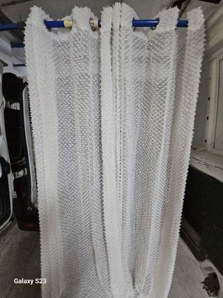 Cortinas decorativas blancas con relieve