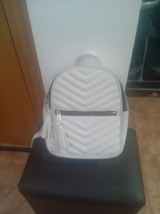 Mochila blanca acolchada con flecos