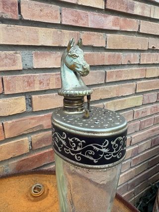 Decantador de cristal antiguo con figura de caball