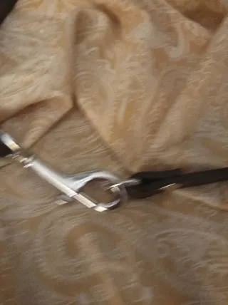 Cinturón negro con tachuelas y hebilla T. 85 cm