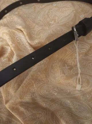 Cinturón negro con tachuelas y hebilla T. 85 cm