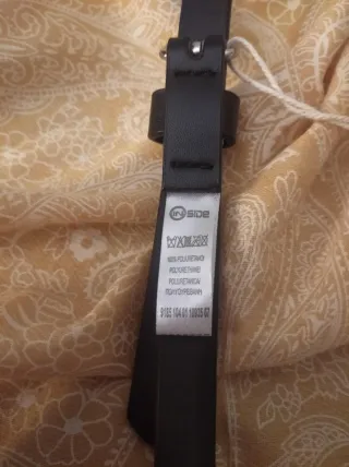 Cinturón negro con tachuelas y hebilla T. 85 cm