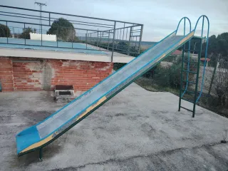 Tobogán infantil metálico