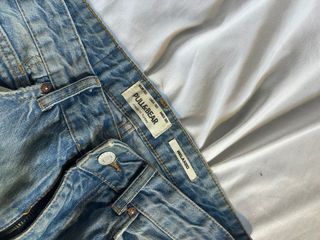 Pantalón azul vaquero roto Pull&Bear.