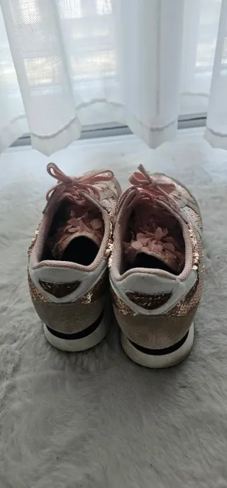 Zapatillas doradas y rosas con lentejuelas