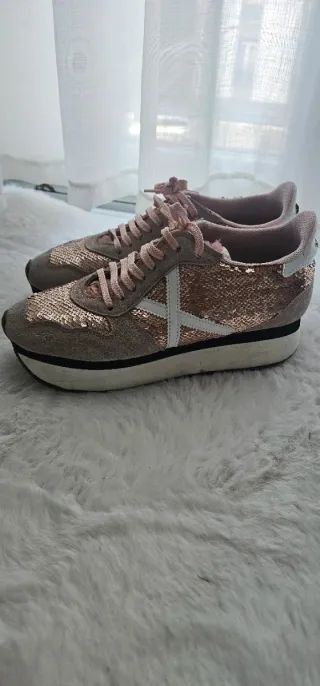 Zapatillas doradas y rosas con lentejuelas