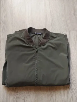 Chaqueta bomber Zara verde militar