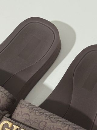 Sandalias Guess Marrones con Logo Dorado