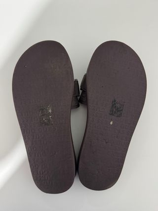 Sandalias Guess Marrones con Logo Dorado