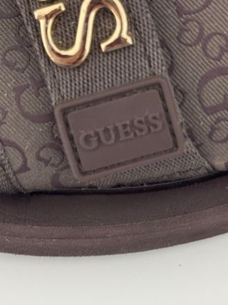 Sandalias Guess Marrones con Logo Dorado