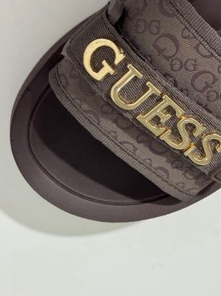 Sandalias Guess Marrones con Logo Dorado