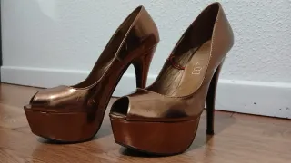 Zapatos de tacón dorados talla 37