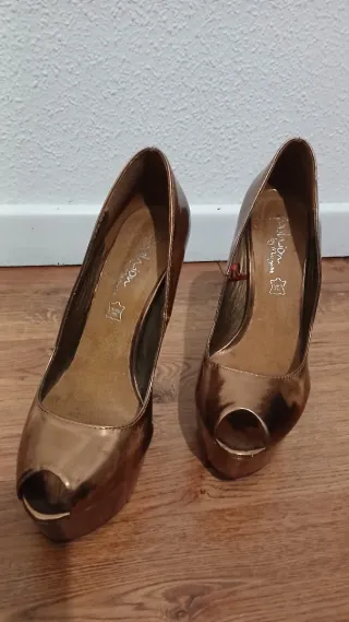 Zapatos de tacón dorados talla 37