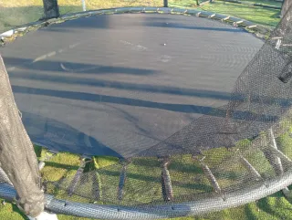 Cama elástica con red de seguridad