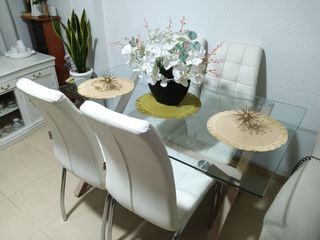 Mesa de cristal y metal