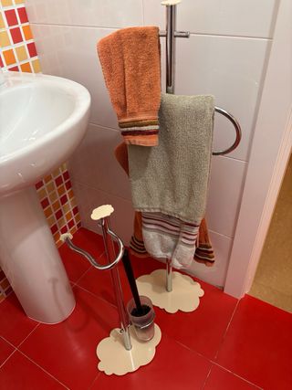 Cortina de ducha a juego con toallero y portarollo