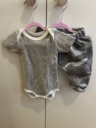 Conjunto bebé chándal gris y camuflaje