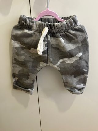 Conjunto bebé chándal gris y camuflaje