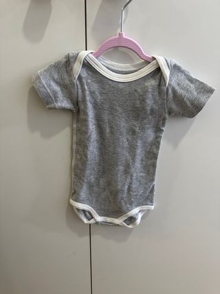 Conjunto bebé chándal gris y camuflaje