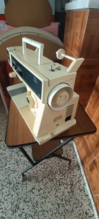 Máquina coser para arreglar o piezas