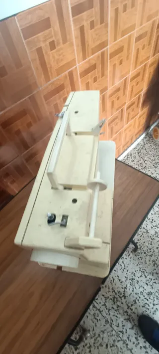 Máquina coser para arreglar o piezas