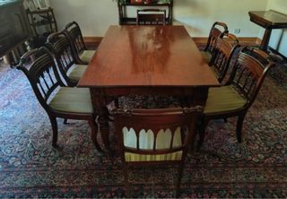 Sala da pranzo in legno con sedie e poltrone