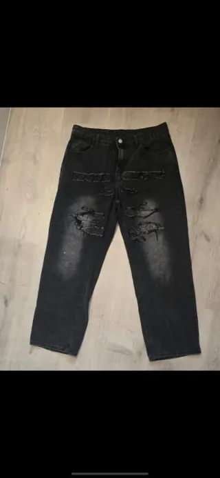 Pantalones vaqueros negros rotos