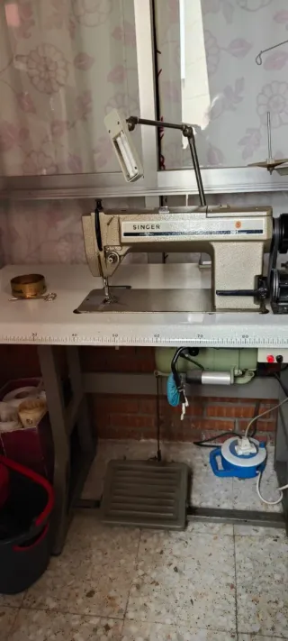 Maquina coser industrial y mesa trabajo