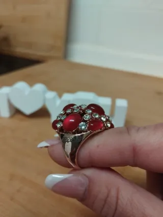 Anillo fantasía piedras rojas y dorado