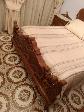 Dormitorio antiguo de madera tallada