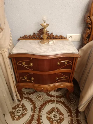 Dormitorio antiguo de madera tallada