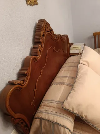 Dormitorio antiguo de madera tallada