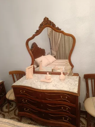 Dormitorio antiguo de madera tallada