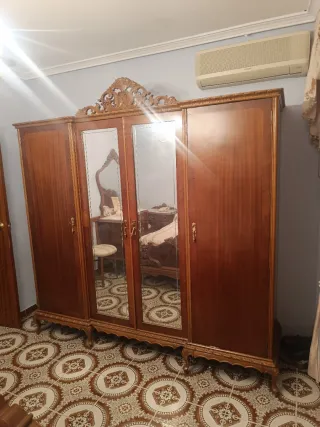 Dormitorio antiguo de madera tallada