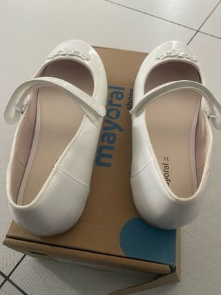 Scarpe Mayoral bianche con fiori taglia 35