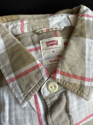 Camisa Levi's a cuadros.