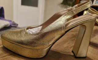 Zapatos de tacón dorados plataforma