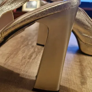 Zapatos de tacón dorados plataforma