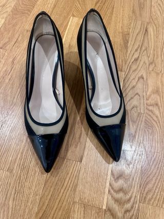 Zapatos charol y antelina punta fina.