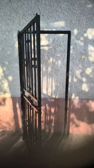 PUERTA DE HIERRO 2,10X90