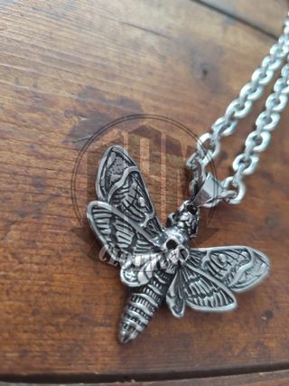 Collana con ciondolo a forma di falena