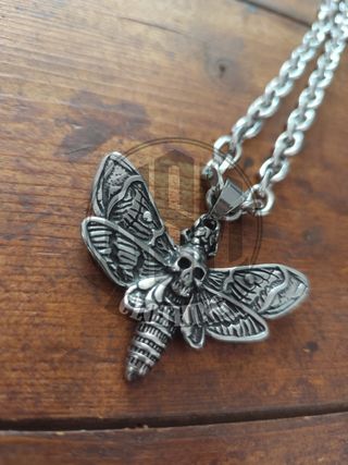 Collana con ciondolo a forma di falena